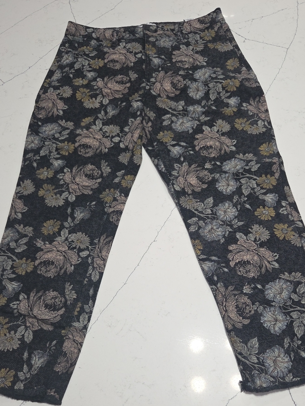 Celebrity Pink Black Floral Ankle Jeans with Pink & Gold Blooms Gentle Used Sz30